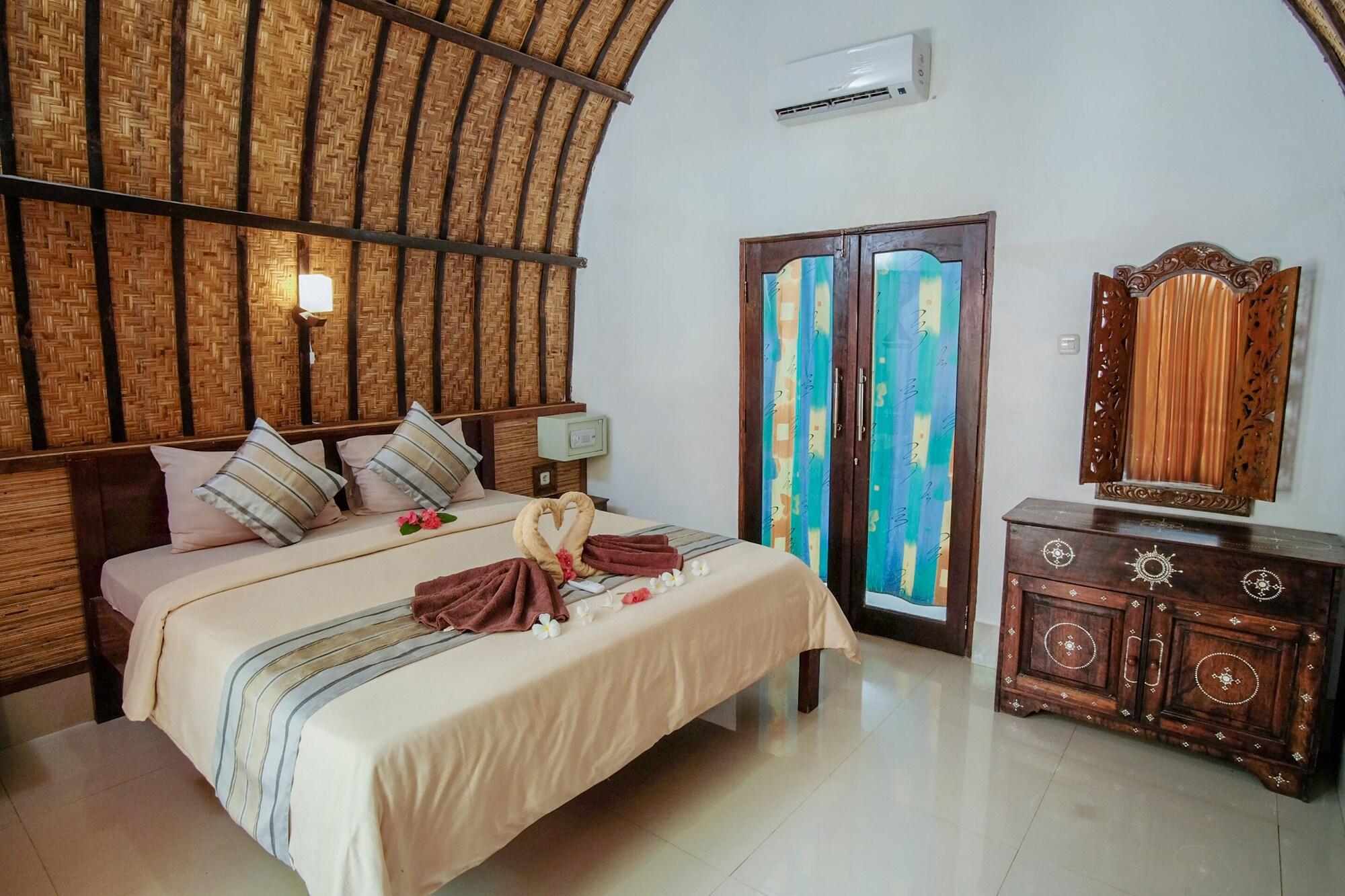 Warna Beach Hotel Gili Trawangan Exterior foto
